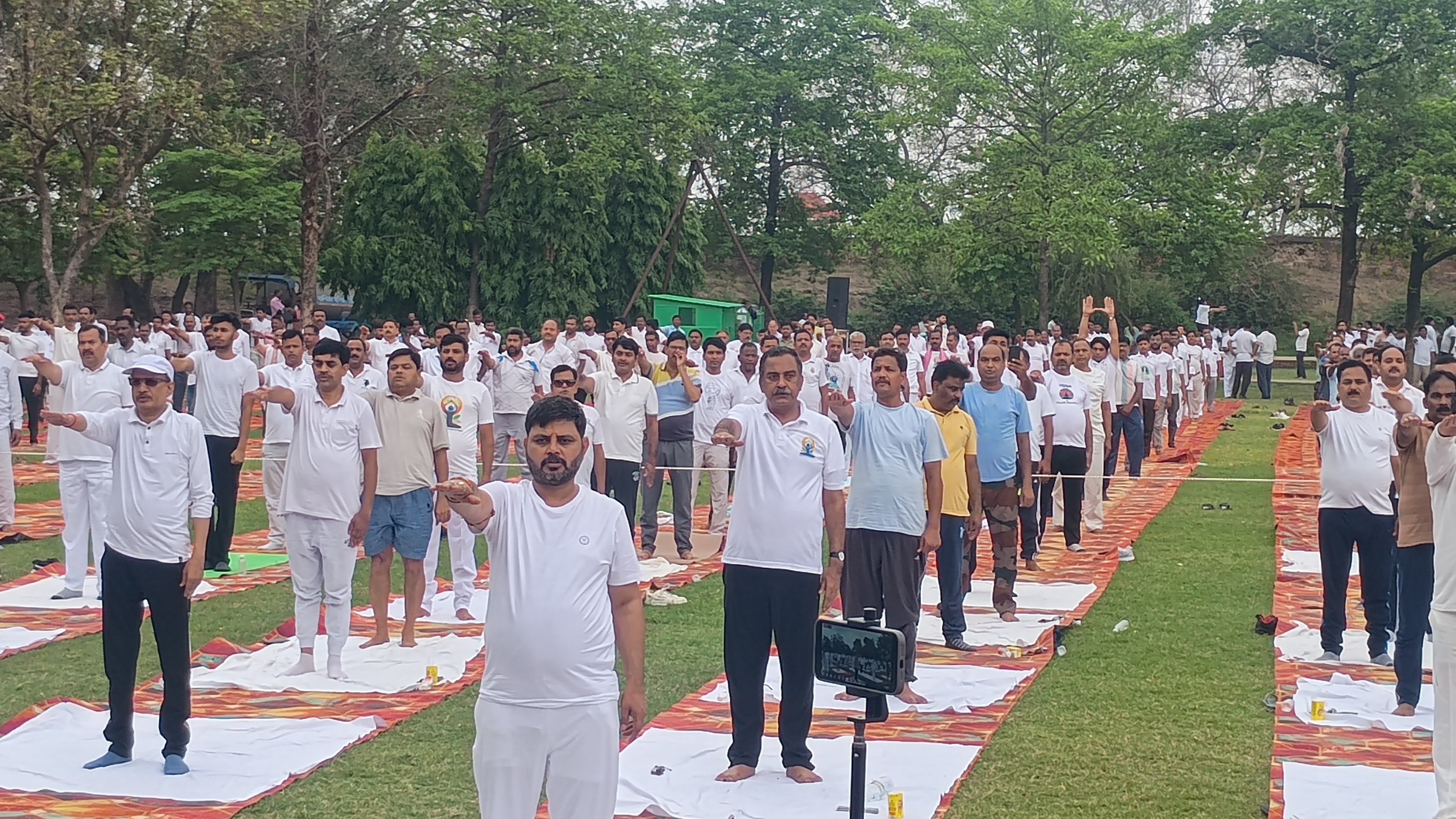 योग दिवस पर अधिकारी कर्मचारी योग करते हुए योग दिवस पर अधिकारी कर्मचारी योग करते हुए