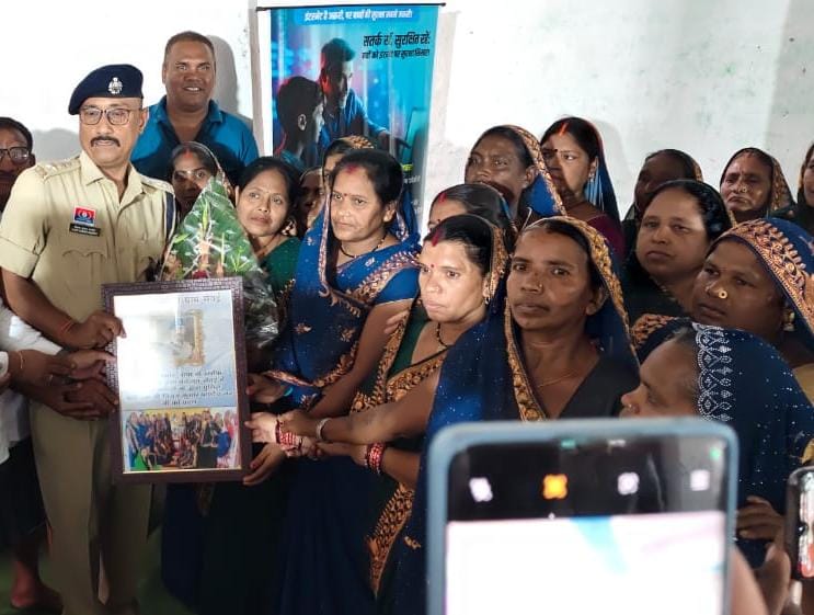 जाँजगीर चांपा : पुलिस अधीक्षक की सराहनीय पहल थाना पामगढ़ क्षेत्र के ग्राम सेवाई में जन चौपाल लगाकर किया जनसंवाद जाँजगीर चांपा : पुलिस अधीक्षक की सराहनीय पहल थाना पामगढ़ क्षेत्र के ग्राम सेवाई में जन चौपाल लगाकर किया जनसंवाद