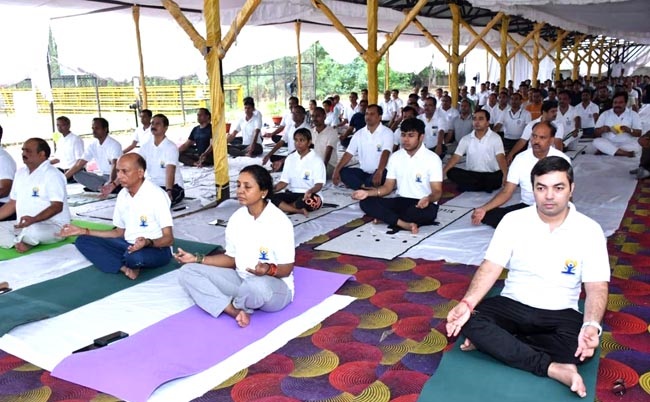 योग करते योग करते