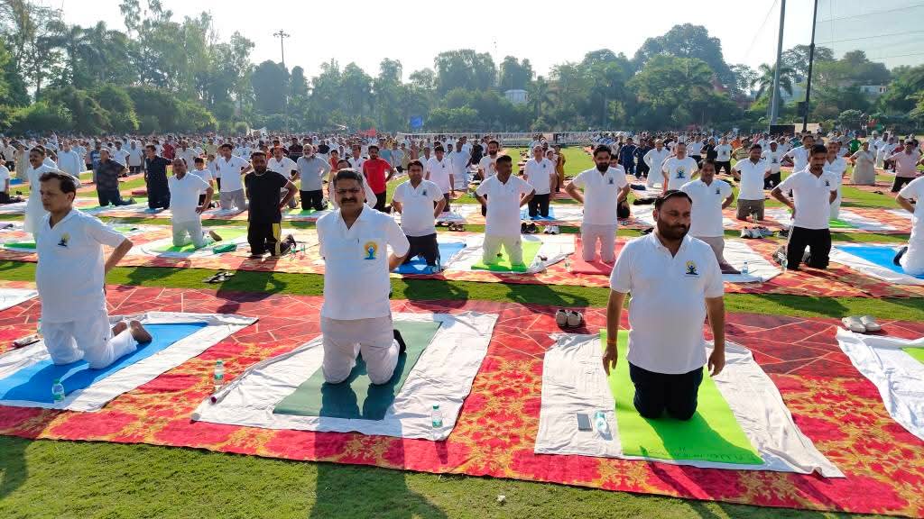 कंपनी बाग में सामूहिक योगाभ्यास कार्यक्रम में योग करते मुरादाबाद जनपद के प्रभारी अनिल कुमार। कंपनी बाग में सामूहिक योगाभ्यास कार्यक्रम में योग करते मुरादाबाद जनपद के प्रभारी अनिल कुमार।