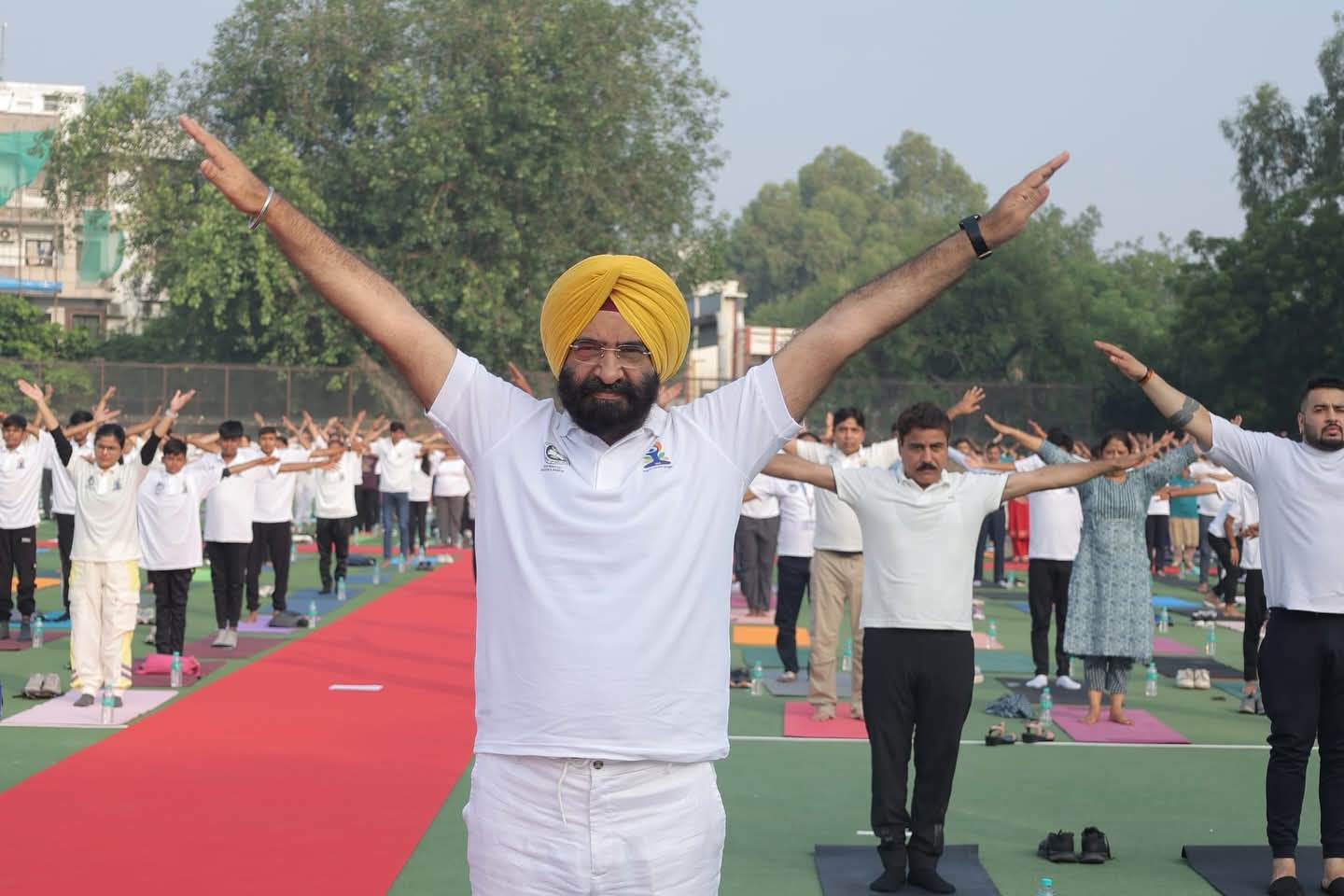अशोक नगर के हॉकी ग्राउंड में 11वें अंतरराष्ट्रीय योग दिवस पर योग करते हुए पर्यावरण मंत्री मनजिंदर सिंह सिरसा अशोक नगर के हॉकी ग्राउंड में 11वें अंतरराष्ट्रीय योग दिवस पर योग करते हुए पर्यावरण मंत्री मनजिंदर सिंह सिरसा