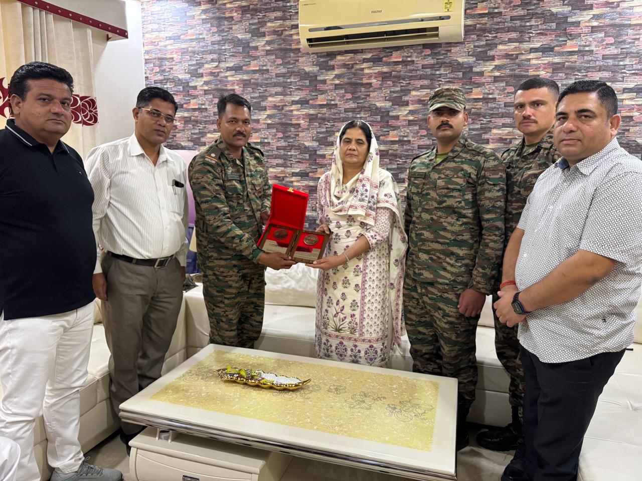 शहीद परिवारों को संमानित करते हुए सेना के अधिकारी व सैनिक शहीद परिवारों को संमानित करते हुए सेना के अधिकारी व सैनिक