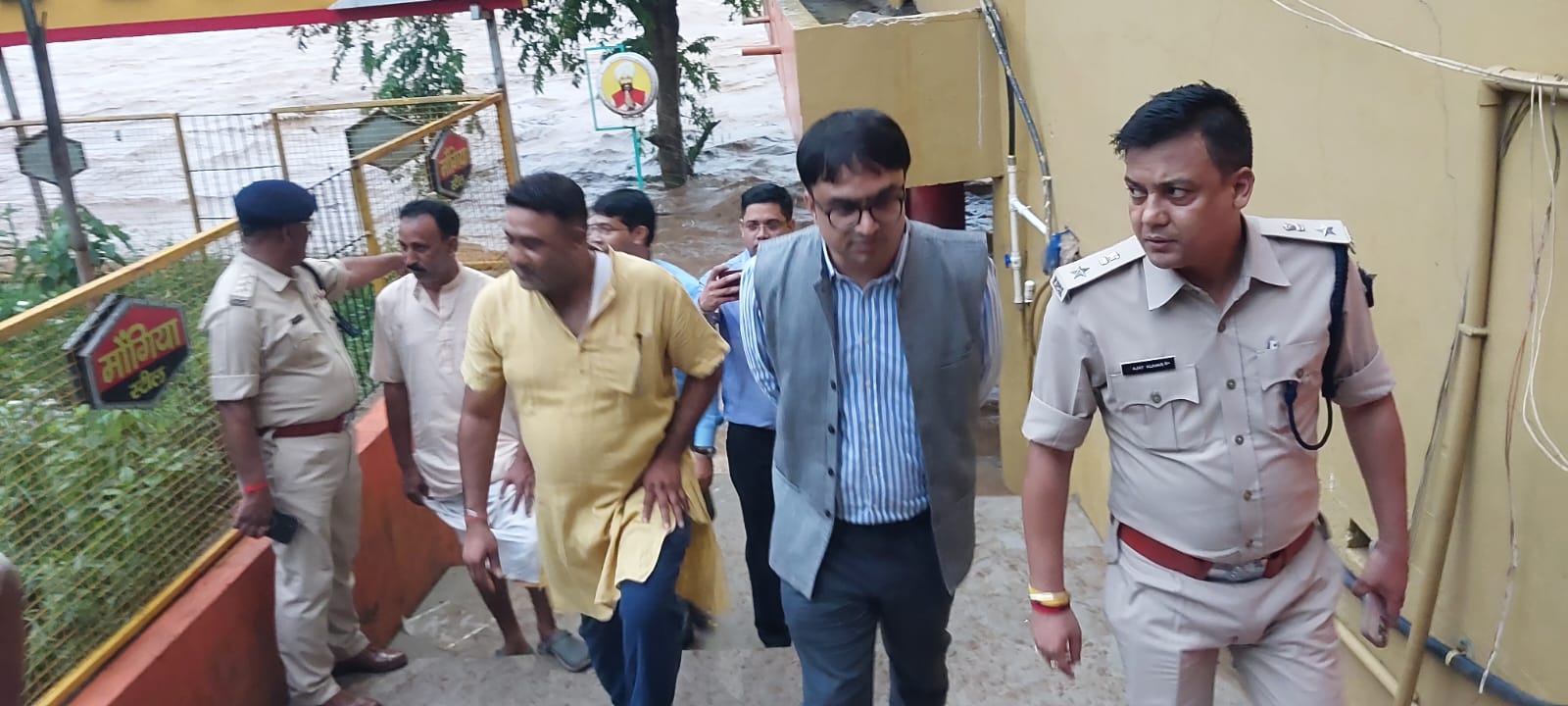 निरीक्षण करते अधिकारी