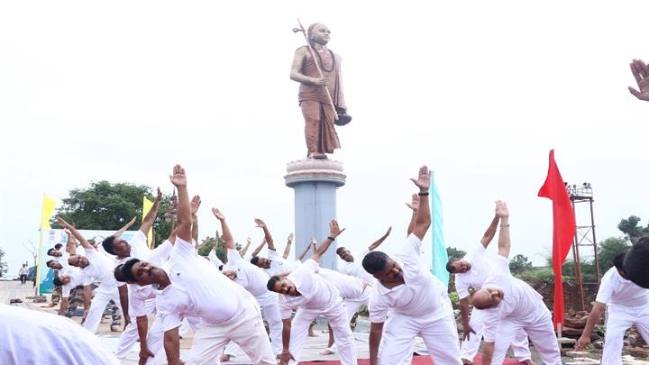 एकात्म धाम में सीआरपीएफ के जवानों सहित बड़ी संख्या में नागरिकों ने किया योग एकात्म धाम में सीआरपीएफ के जवानों सहित बड़ी संख्या में नागरिकों ने किया योग