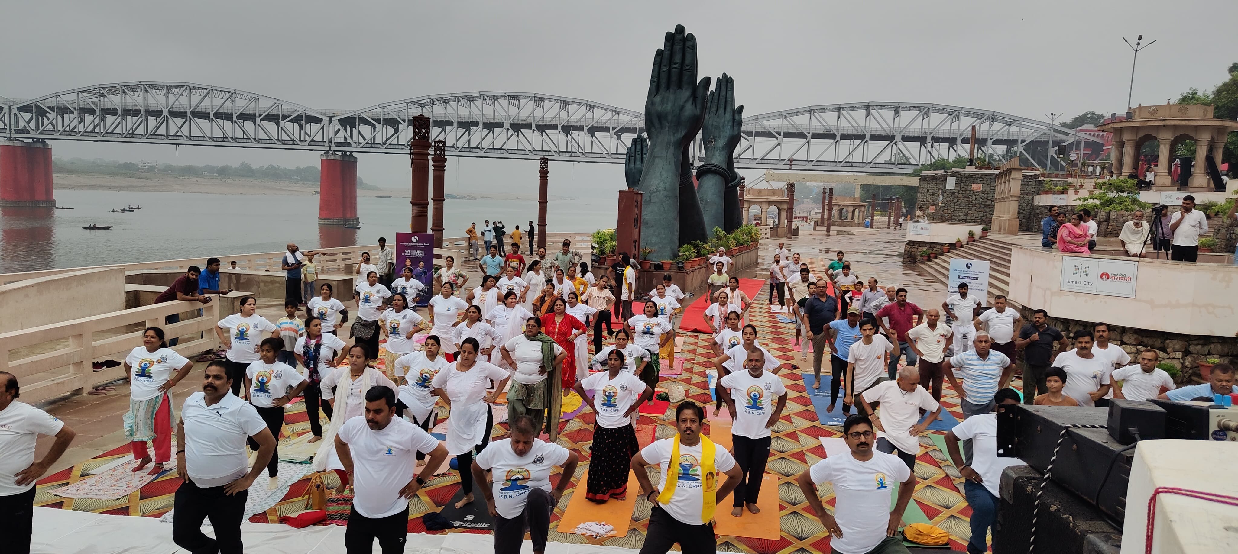 योगाभ्यास करते विशिष्ट जन योगाभ्यास करते विशिष्ट जन