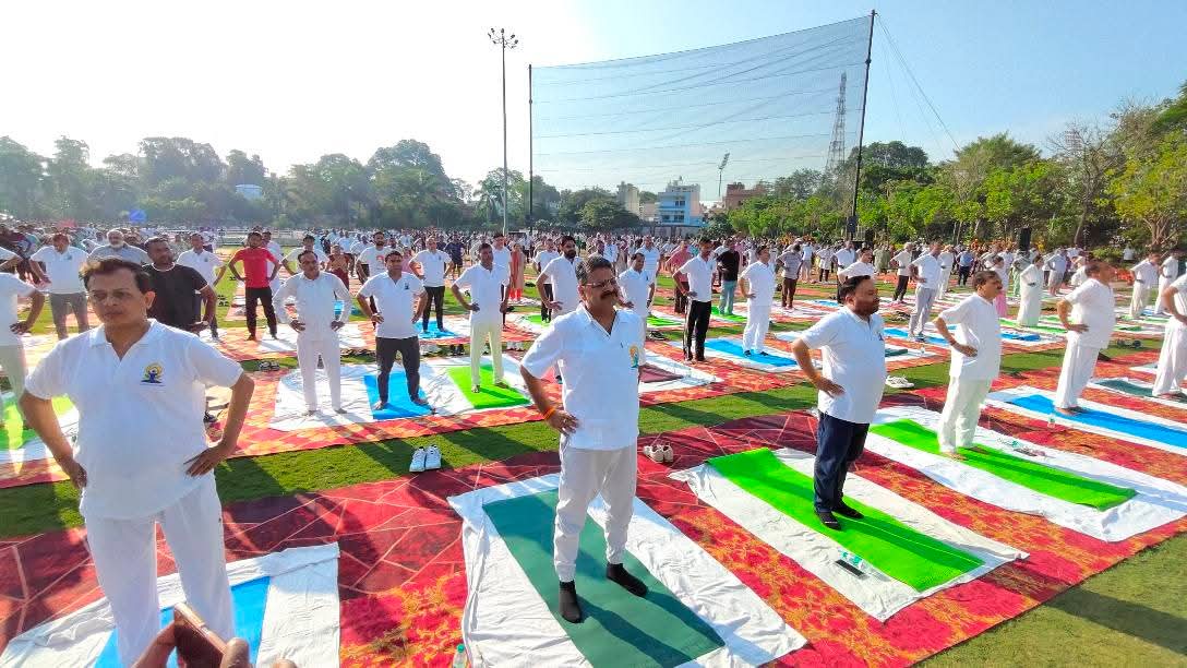 कंपनी बाग में सामूहिक योगाभ्यास कार्यक्रम में योग करते मुरादाबाद जनपद के प्रभारी अनिल कुमार। कंपनी बाग में सामूहिक योगाभ्यास कार्यक्रम में योग करते मुरादाबाद जनपद के प्रभारी अनिल कुमार।