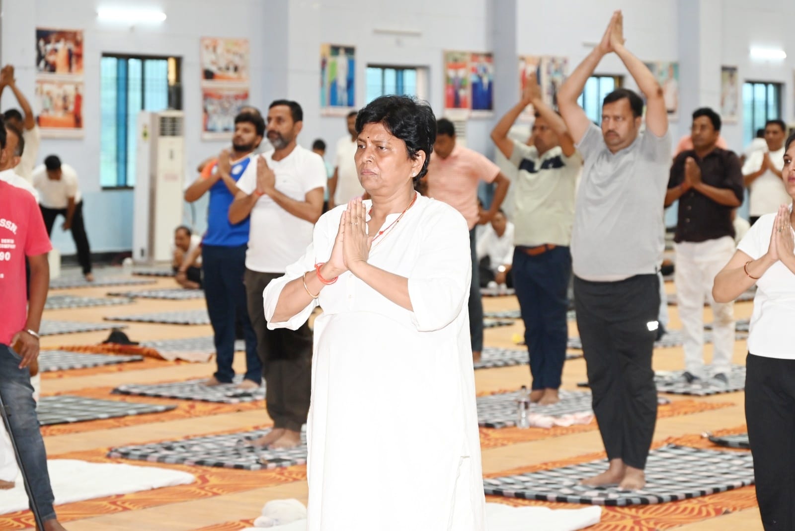 अंतर्राष्ट्रीय योग दिवस पर योग करते कुलपति डॉ वंदना सिंह एवं अन्य कर्मचारी अंतर्राष्ट्रीय योग दिवस पर योग करते कुलपति डॉ वंदना सिंह एवं अन्य कर्मचारी