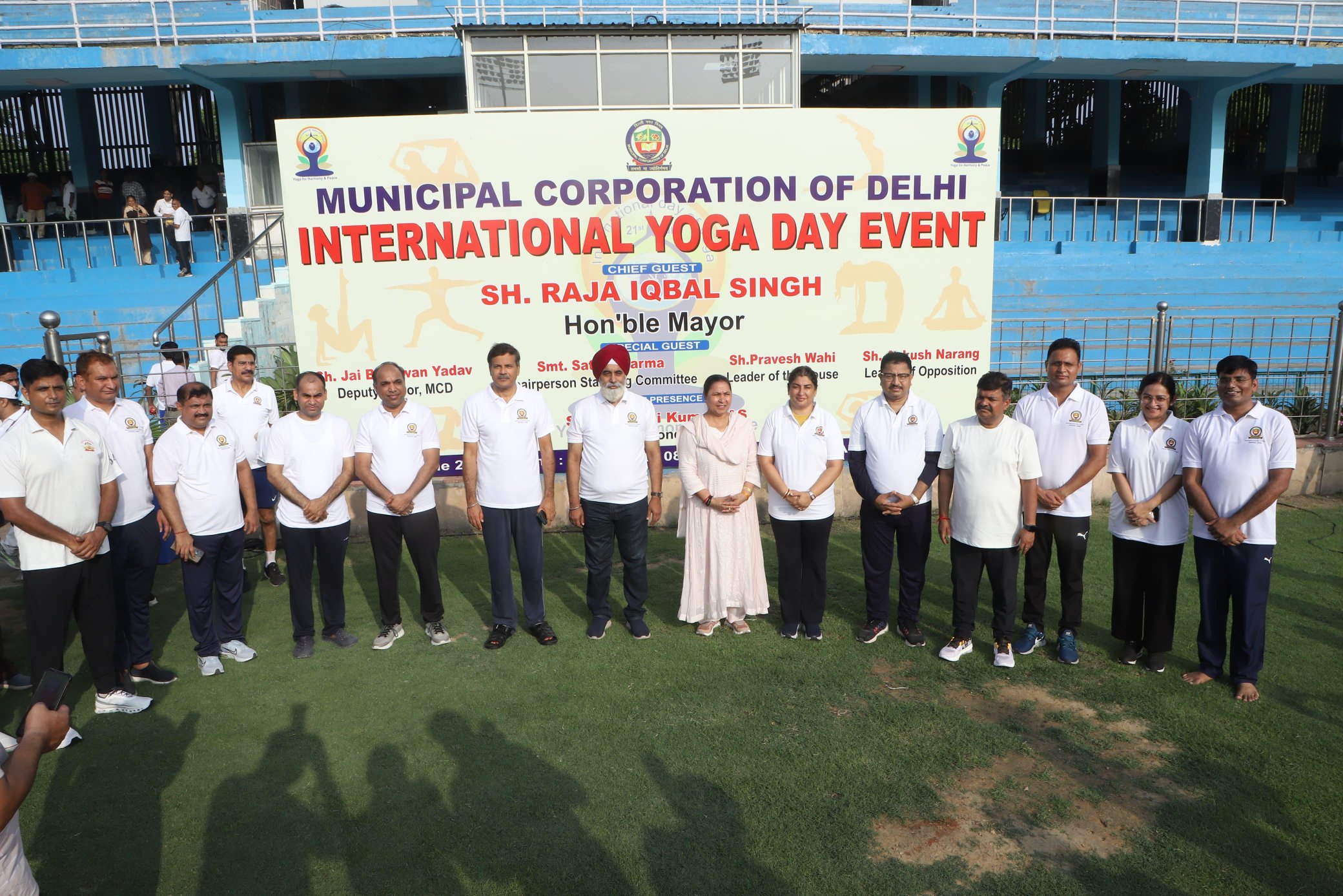 दिल्ली के महापौर राजा इकबाल सिंह के साथ स्थायी समिति की अध्यक्ष एवं निगमायुक्त और पार्षद योगा करते हुए दिल्ली के महापौर राजा इकबाल सिंह के साथ स्थायी समिति की अध्यक्ष एवं निगमायुक्त और पार्षद योगा करते हुए