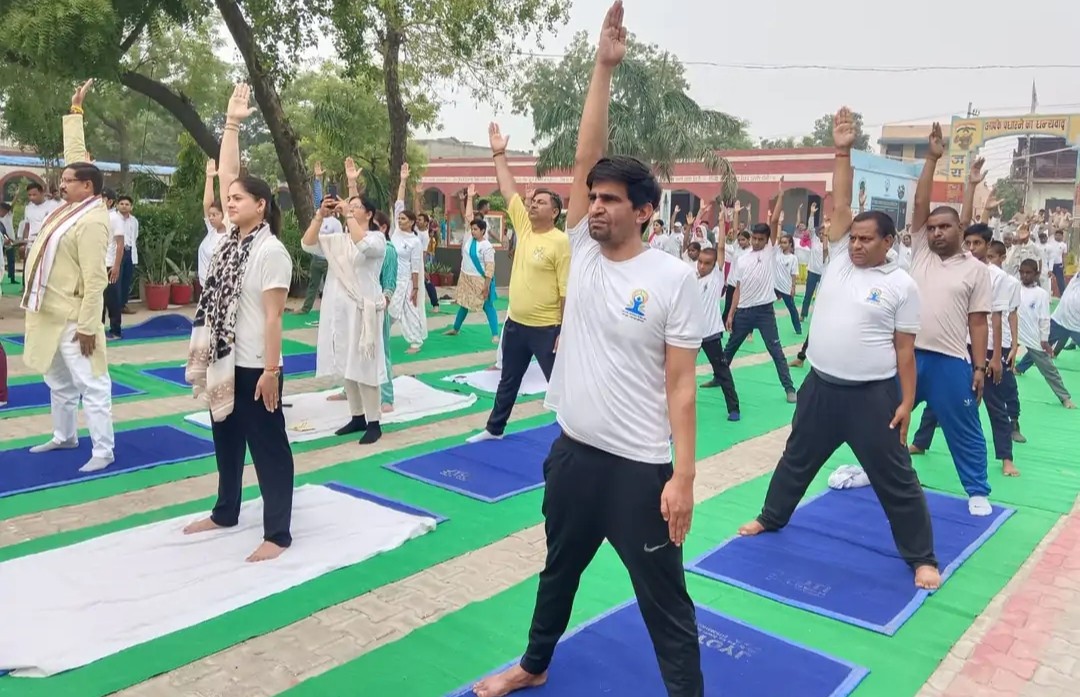 इसराना में योग करती हुए मेयर कोमल सैनी व अन्य। इसराना में योग करती हुए मेयर कोमल सैनी व अन्य।