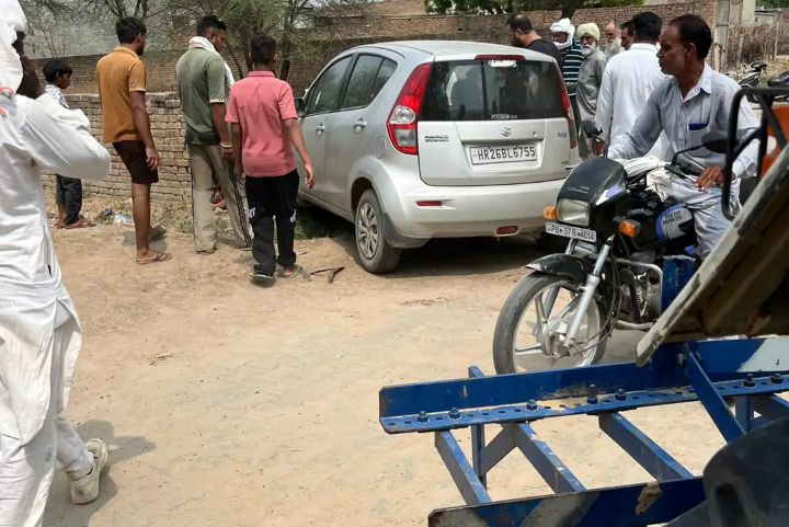 बाइक को टक्कर मारने के बाद दीवार से टकराई पुलिस वालों की कार। बाइक को टक्कर मारने के बाद दीवार से टकराई पुलिस वालों की कार।