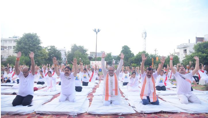 योगाभ्यास करते भाजपा के प्रदेश अध्यक्ष भूपेन्द्र चौधरी योगाभ्यास करते भाजपा के प्रदेश अध्यक्ष भूपेन्द्र चौधरी