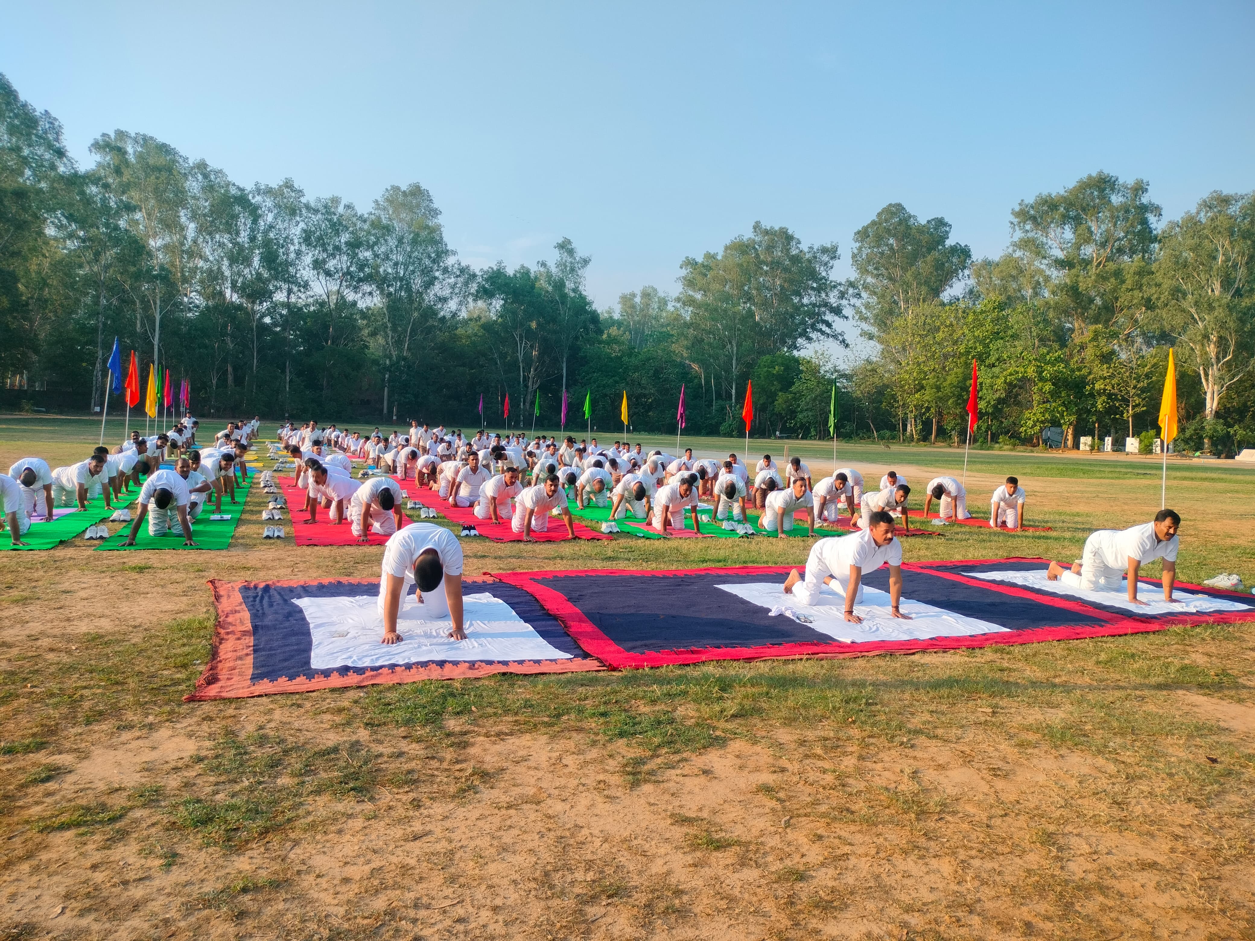 अंतर्राष्ट्रीय योग दिवस पर 24 वीं वाहिनी पीएसी मुरादाबाद के परेड ग्राउंड पर योग करते अधिकारी व पीएसी कर्मी। अंतर्राष्ट्रीय योग दिवस पर 24 वीं वाहिनी पीएसी मुरादाबाद के परेड ग्राउंड पर योग करते अधिकारी व पीएसी कर्मी।