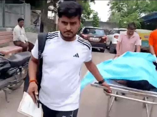 महिला को पोस्टमार्टम रूम से वापस लेकर आते परिजन महिला को पोस्टमार्टम रूम से वापस लेकर आते परिजन