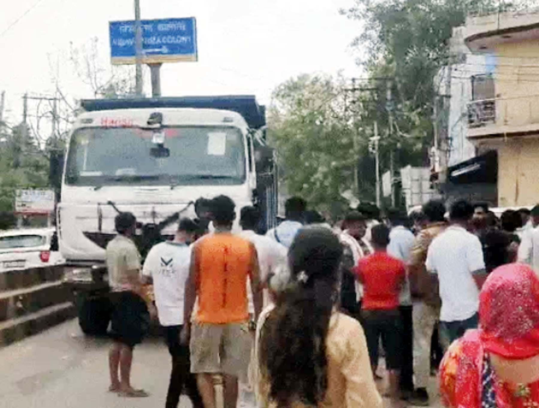 गुरुग्राम के सेक्टर-10 नागरिक अस्पताल के पास सडक़ दुर्घटना के बाद मौके पर जमा भीड़। गुरुग्राम के सेक्टर-10 नागरिक अस्पताल के पास सडक़ दुर्घटना के बाद मौके पर जमा भीड़।