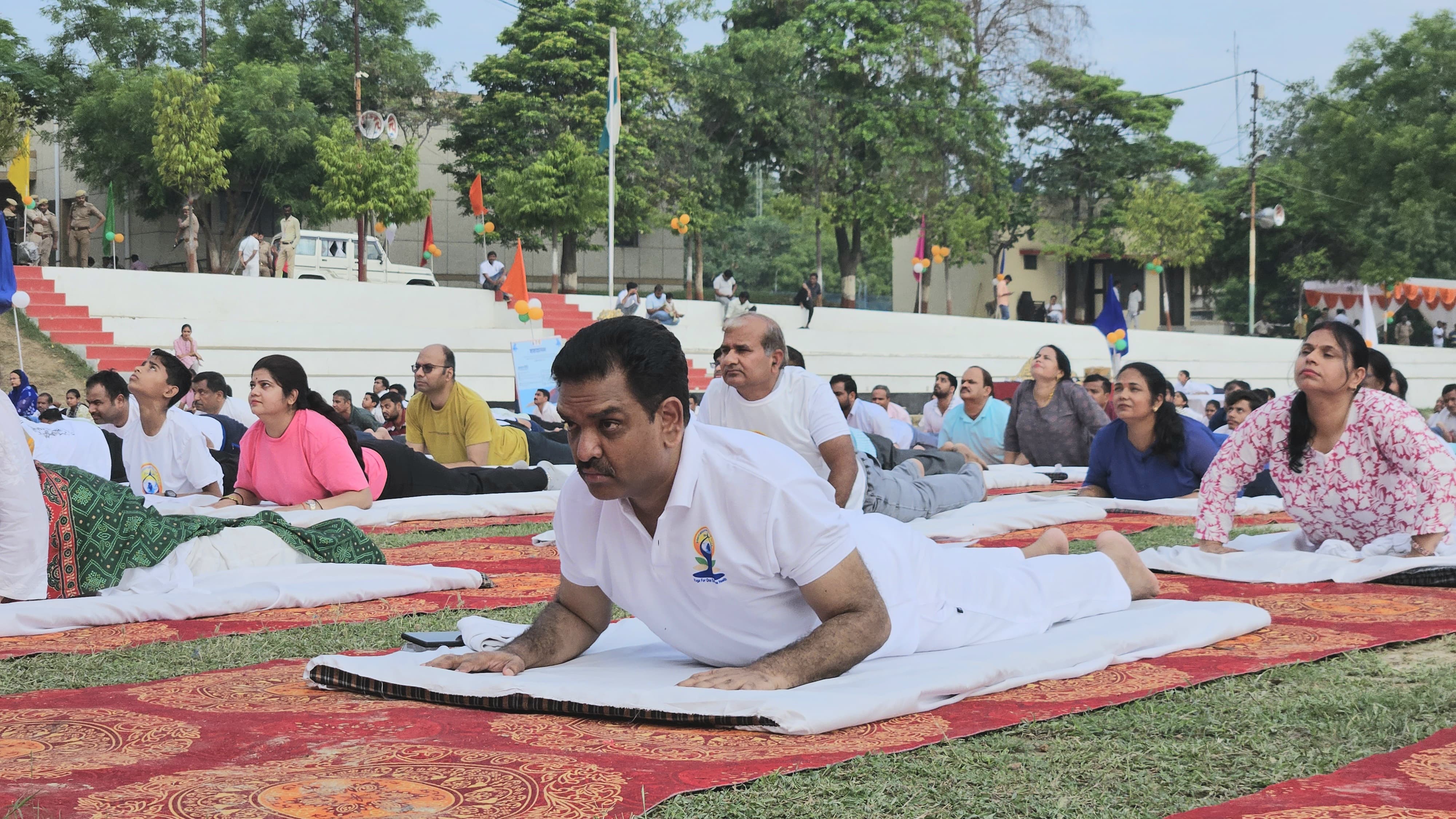 योग करते मंत्री असीम अरुण