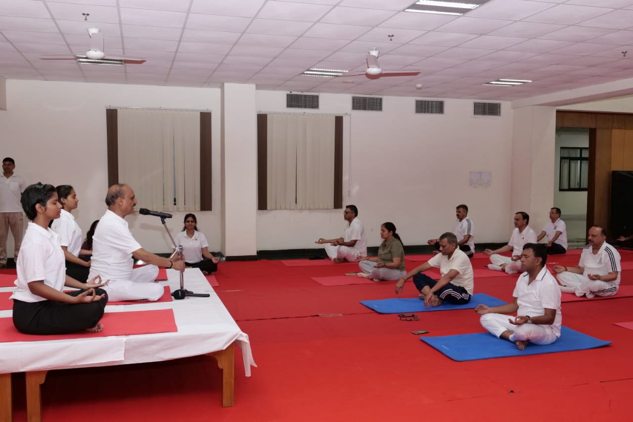अंतर्राष्ट्रीय योग दिवस: राजस्थान पुलिस का 'स्वस्थ पुलिस, सुरक्षित समाज' का संकल्प अंतर्राष्ट्रीय योग दिवस: राजस्थान पुलिस का 'स्वस्थ पुलिस, सुरक्षित समाज' का संकल्प