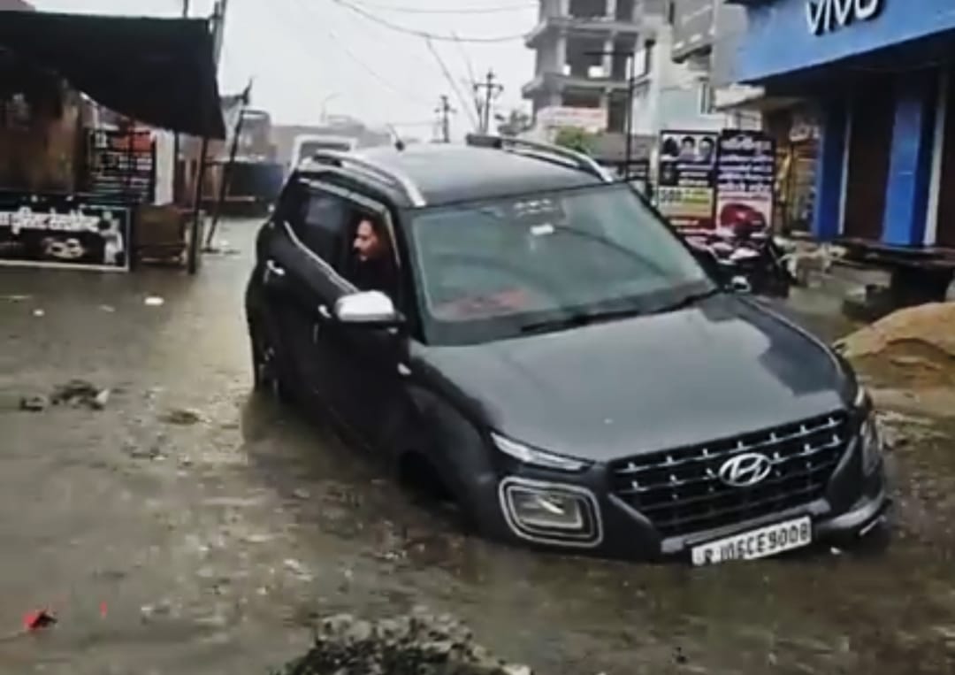 नगर निगम के दावों की खुली पोल, भीलवाड़ा में पहली बारिश ने दिखाई सफाई व्यवस्था की हकीकत नगर निगम के दावों की खुली पोल, भीलवाड़ा में पहली बारिश ने दिखाई सफाई व्यवस्था की हकीकत