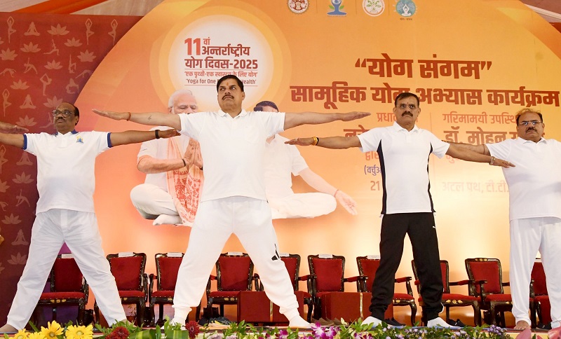 मुख्यमंत्री ने अटल पथ पर किया योगाभ्यास मुख्यमंत्री ने अटल पथ पर किया योगाभ्यास