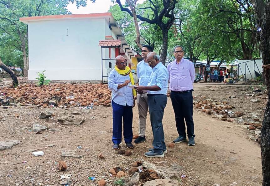 अंगारमोती मंदिर परिसर में चर्चा करते हुए मंदिर ट्रस्ट के पदाधिकारी व अन्य। अंगारमोती मंदिर परिसर में चर्चा करते हुए मंदिर ट्रस्ट के पदाधिकारी व अन्य।