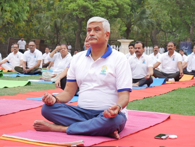 संस्कृति एवं पर्यटन मंत्री गजेंद्र सिंह शेखावत ने राजस्थान के जोधपुर में मेहरानगढ़ किले में योग करतो हुए संस्कृति एवं पर्यटन मंत्री गजेंद्र सिंह शेखावत ने राजस्थान के जोधपुर में मेहरानगढ़ किले में योग करतो हुए