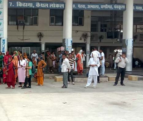 जींद डिपो पर परेशान यात्री। जींद डिपो पर परेशान यात्री।
