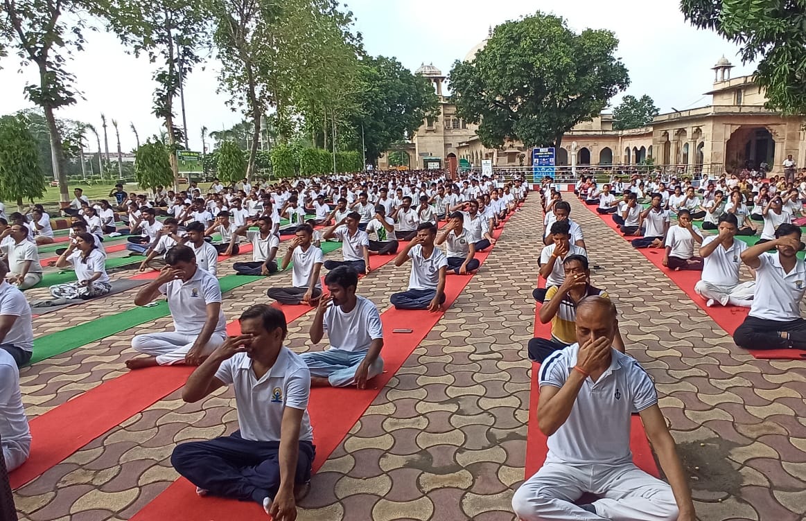 योग करते लोगों का छायाचित्र योग करते लोगों का छायाचित्र