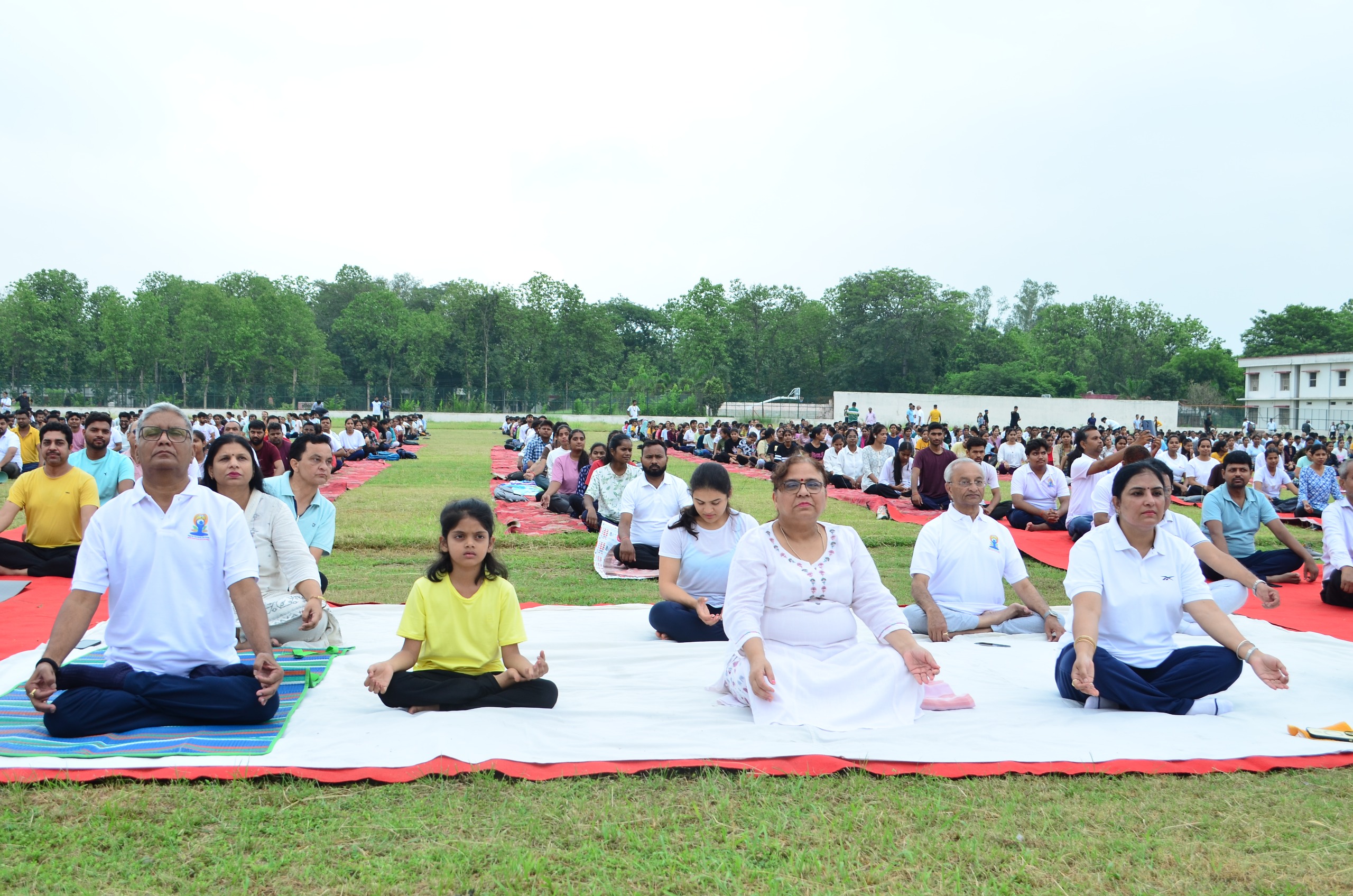 एक पृथ्वी, एक स्वास्थ्य’ के संदेश के साथ छात्रों, शिक्षकों और कर्मचारियों ने विश्व विद्यालय में एक साथ किया सूर्य नमस्कार* एक पृथ्वी, एक स्वास्थ्य’ के संदेश के साथ छात्रों, शिक्षकों और कर्मचारियों ने विश्व विद्यालय में एक साथ किया सूर्य नमस्कार*