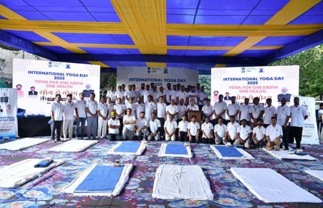 अंतरराष्ट्रीय योग दिवस मनाते कोयला मंत्रालय के अधिकारी एवं कर्मचारी अंतरराष्ट्रीय योग दिवस मनाते कोयला मंत्रालय के अधिकारी एवं कर्मचारी