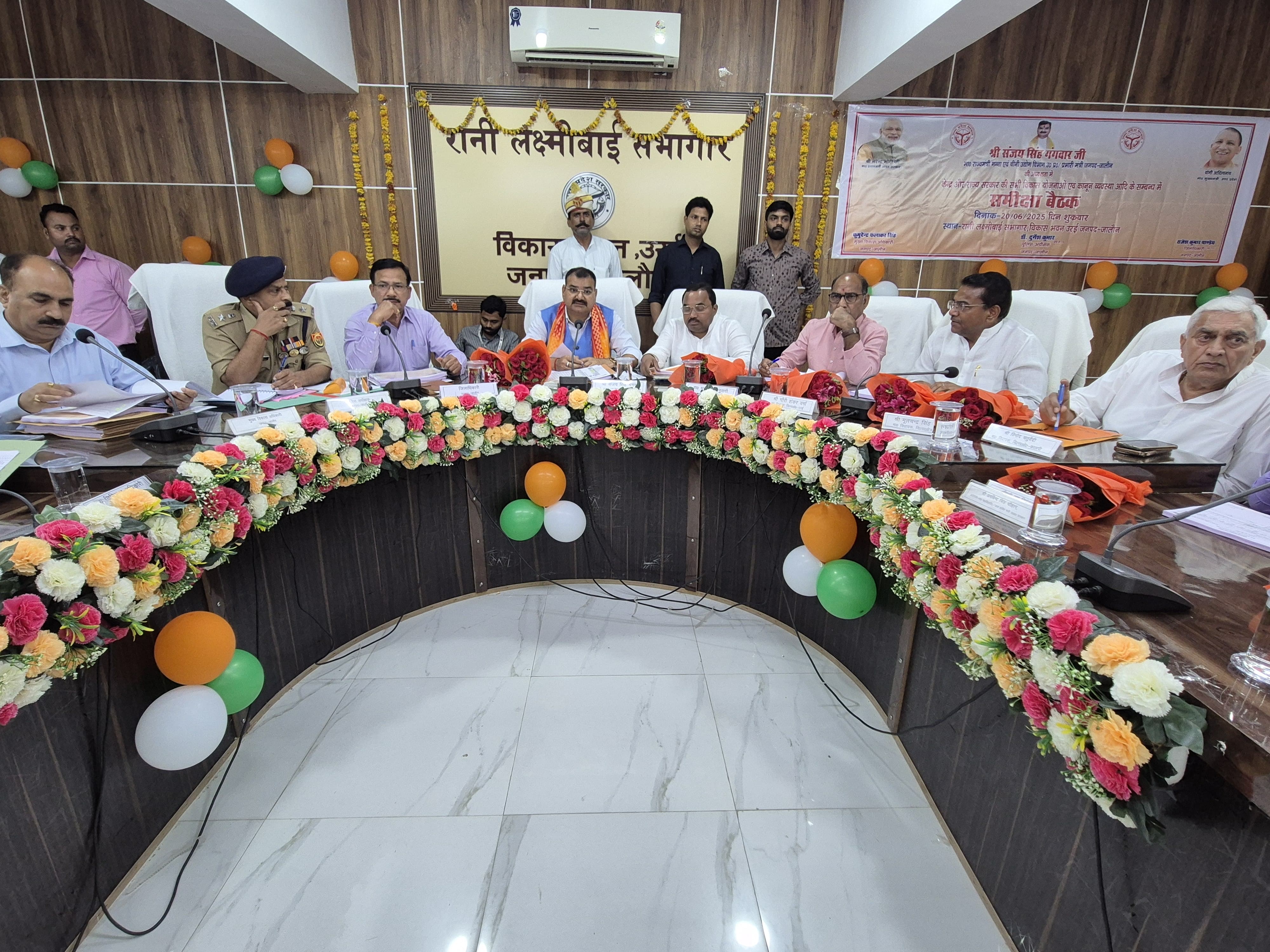 अधिकारियों संग बैठक करते मंत्री अधिकारियों संग बैठक करते मंत्री