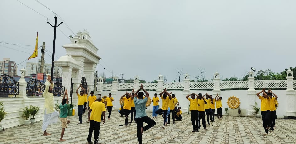 योगाभ्यास करते दिव्यांग योगाभ्यास करते दिव्यांग