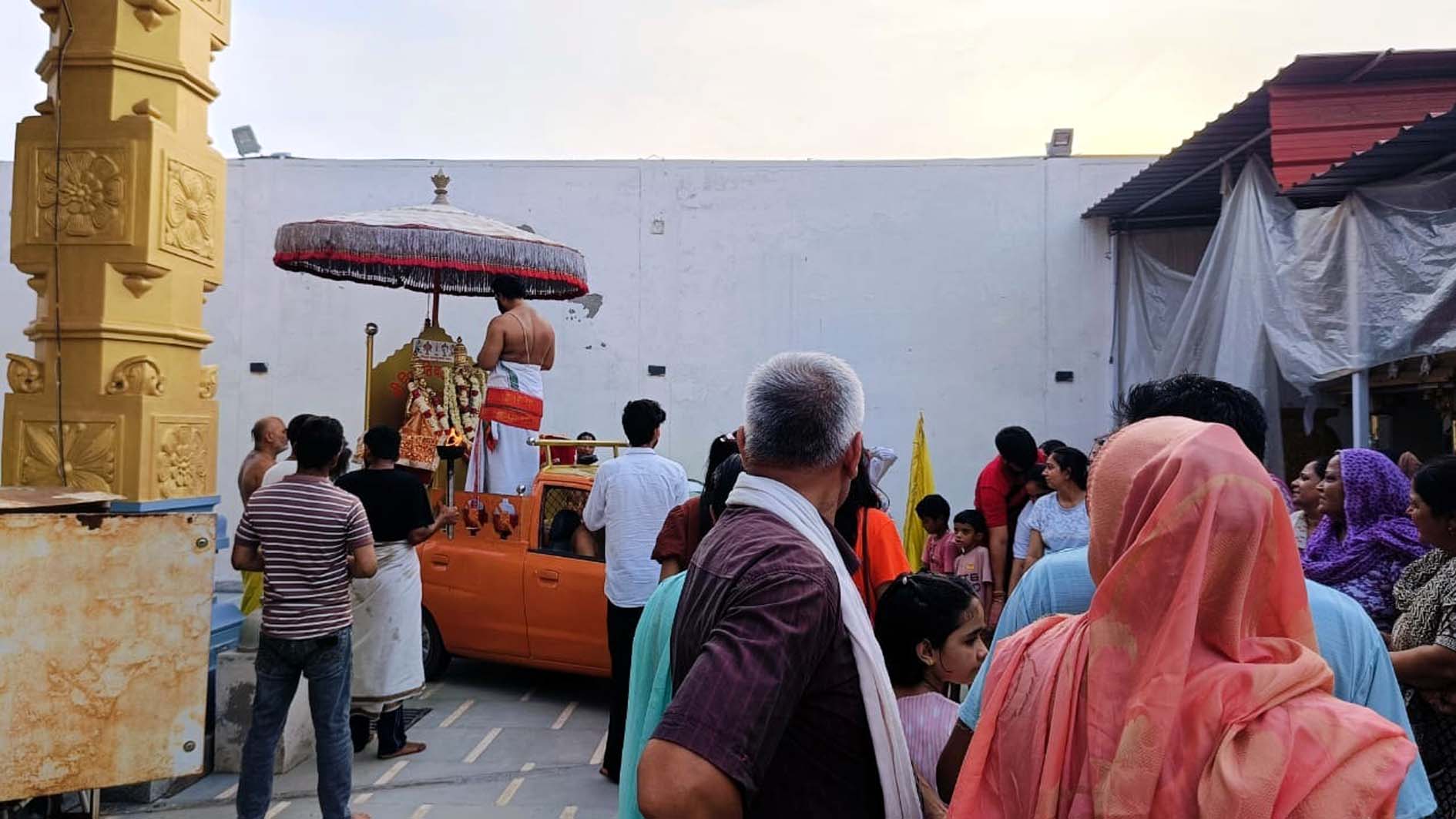 तिरुपति धाम में सवारी शोभा यात्रा में हिस्सा लेते श्रद्धालुगण। तिरुपति धाम में सवारी शोभा यात्रा में हिस्सा लेते श्रद्धालुगण।