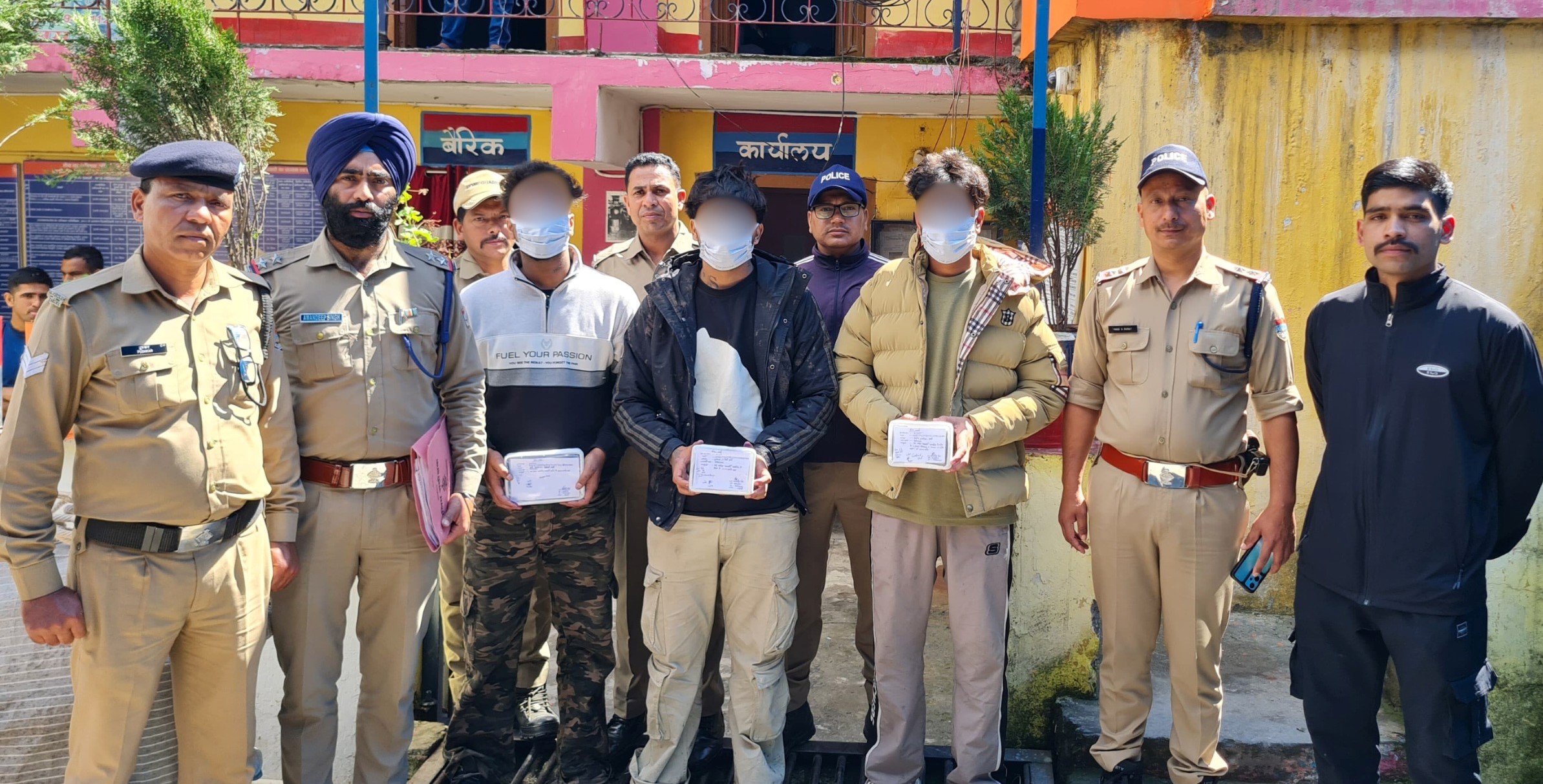 पर्यटकों से लूटपाट करने वाले आरोपित पुलिस की गिरफ्त में। पर्यटकों से लूटपाट करने वाले आरोपित पुलिस की गिरफ्त में।