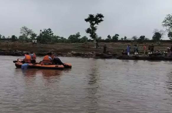 घटनास्थल से एक किलोमीटर दूर मिले दोनों भाईयों के शव, ट्रेक्टर-ट्रॉली के साथ बहे थे घटनास्थल से एक किलोमीटर दूर मिले दोनों भाईयों के शव, ट्रेक्टर-ट्रॉली के साथ बहे थे