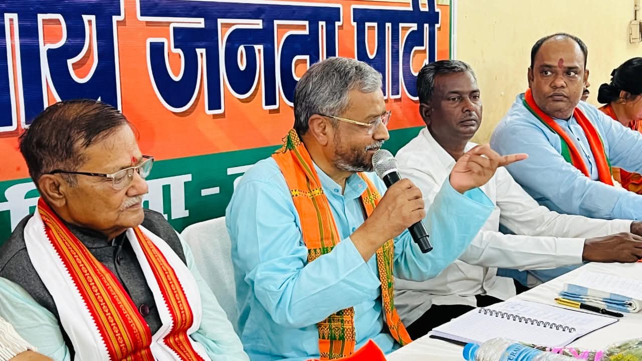 -बैठक को संबोधित करते प्रदेश अध्यक्ष -बैठक को संबोधित करते प्रदेश अध्यक्ष