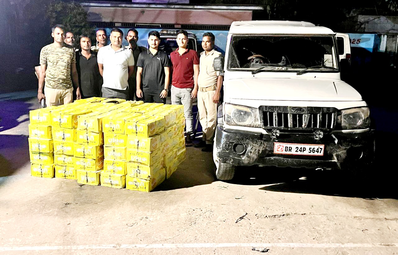 बरामद शराब व जब्त बोलेरो के साथ आबकारी पुलिस की टीम बरामद शराब व जब्त बोलेरो के साथ आबकारी पुलिस की टीम