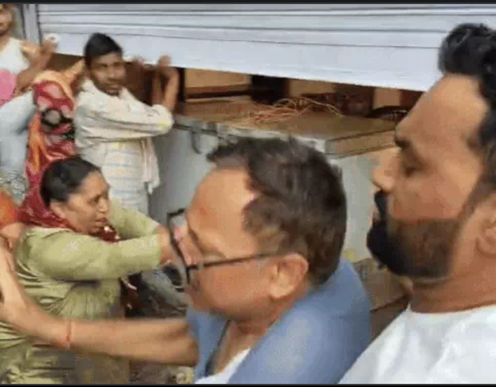 हंगामे के दौरान शराब का ठेका बंद करती महिलाएं हंगामे के दौरान शराब का ठेका बंद करती महिलाएं