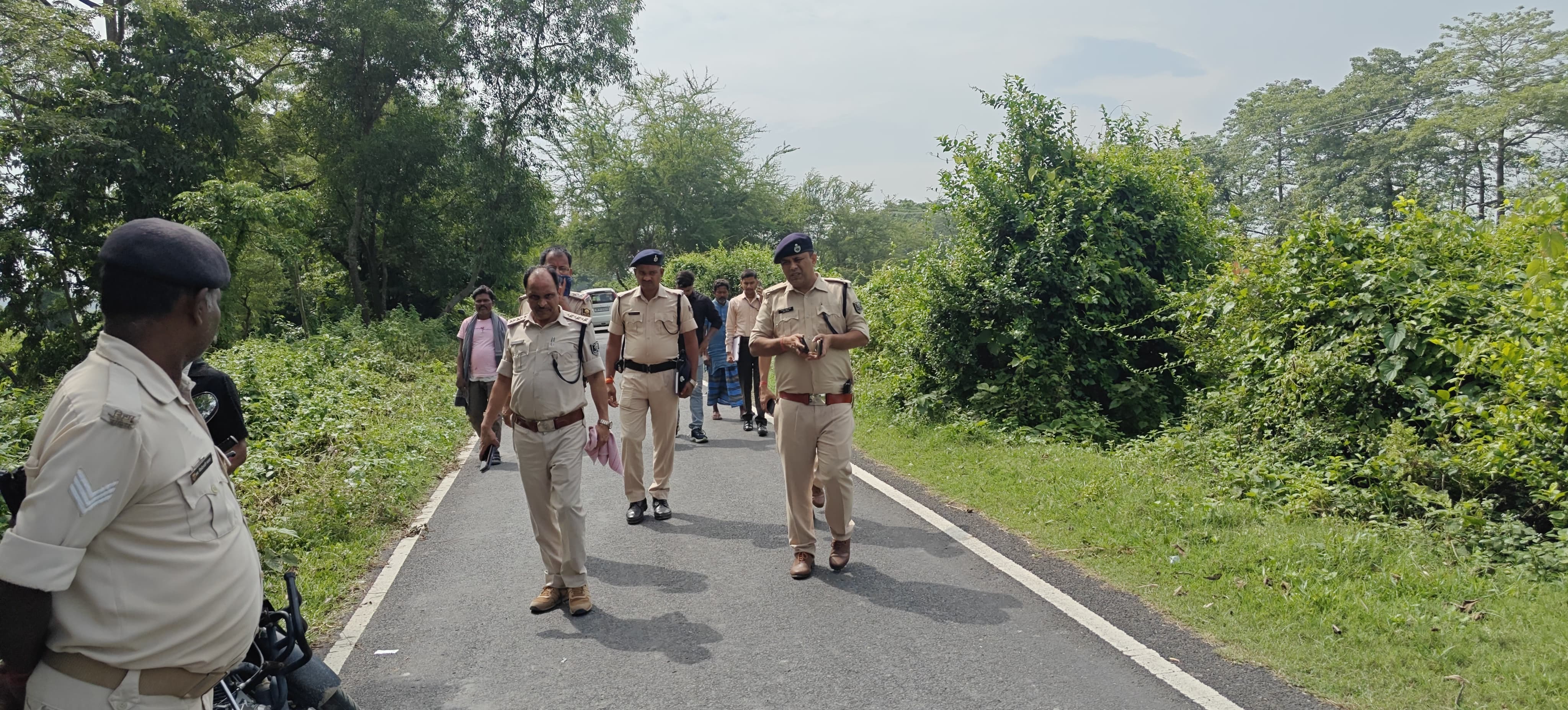 अररिया फोटो:मौके पर पहुंची पुलिस जांच करती अररिया फोटो:मौके पर पहुंची पुलिस जांच करती