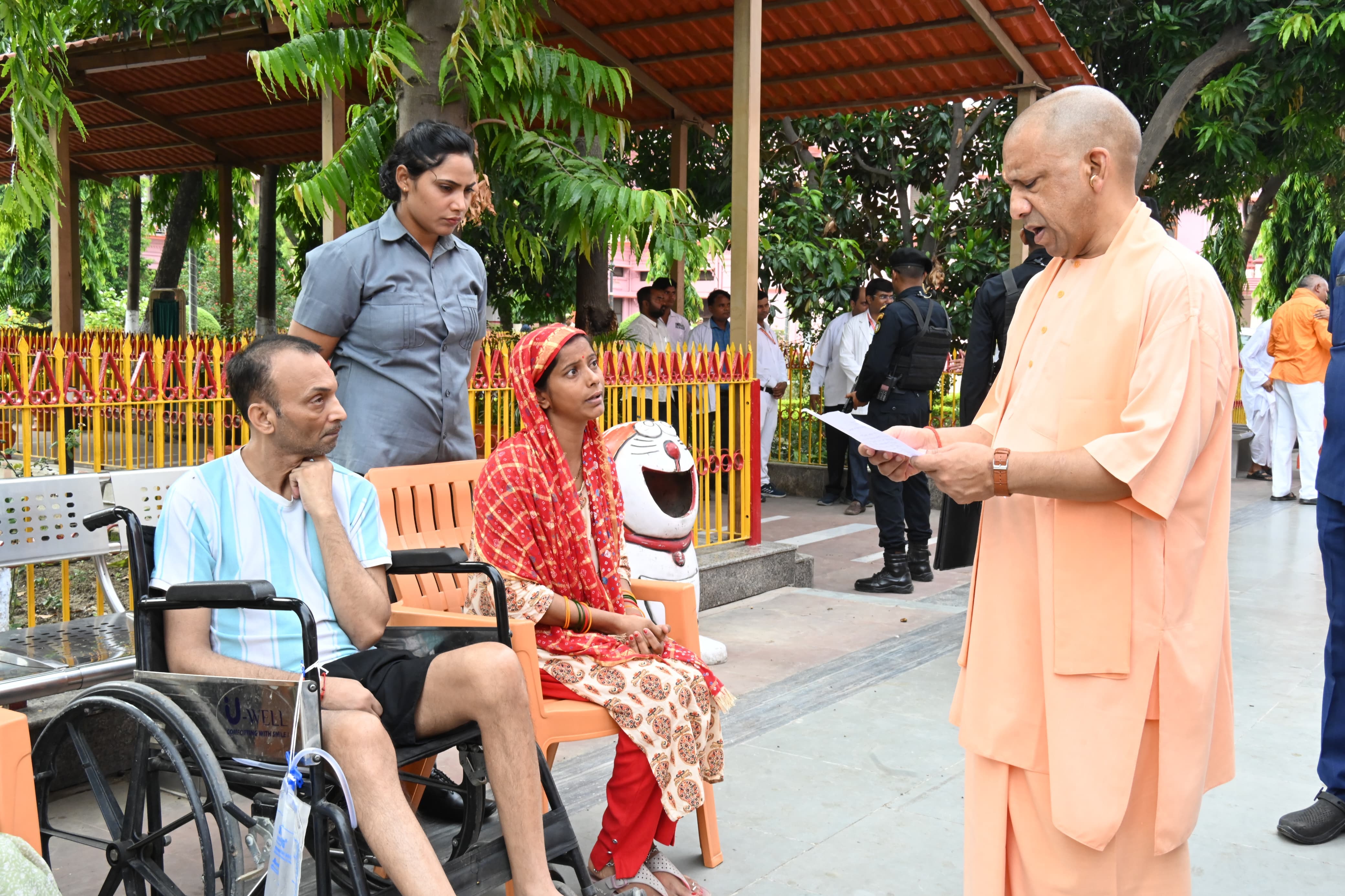 जनता दर्शन में सीएम योगी ने सुनीं करीब 200 लोगों की समस्याएं, निस्तारण के लिए अफसरों को दिए निर्देश*