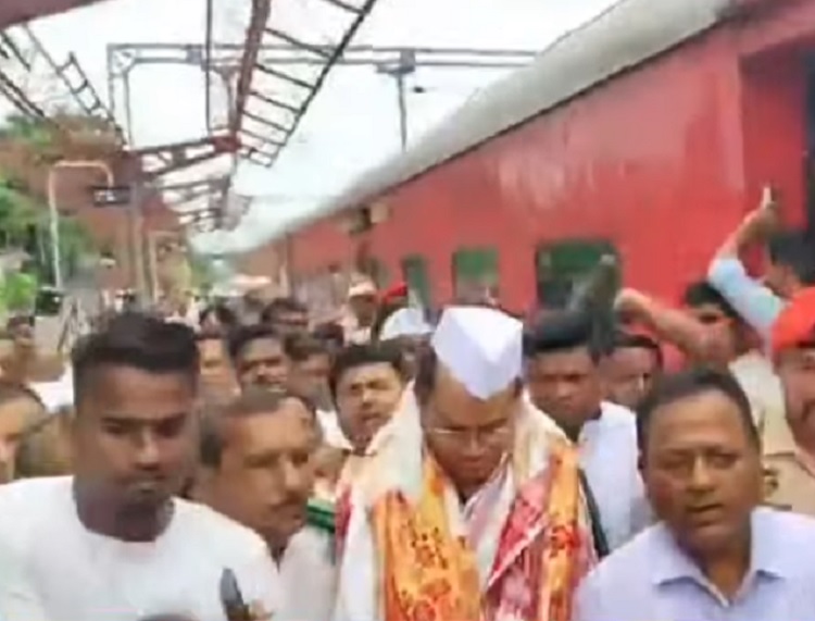 असमः कोकराझार रेलवे स्टेशन पर पहुंचे असम प्रदेश कांग्रेस अध्यक्ष गौरव गोगोई का स्वागत करते नेता एवं कार्यकर्ता असमः कोकराझार रेलवे स्टेशन पर पहुंचे असम प्रदेश कांग्रेस अध्यक्ष गौरव गोगोई का स्वागत करते नेता एवं कार्यकर्ता