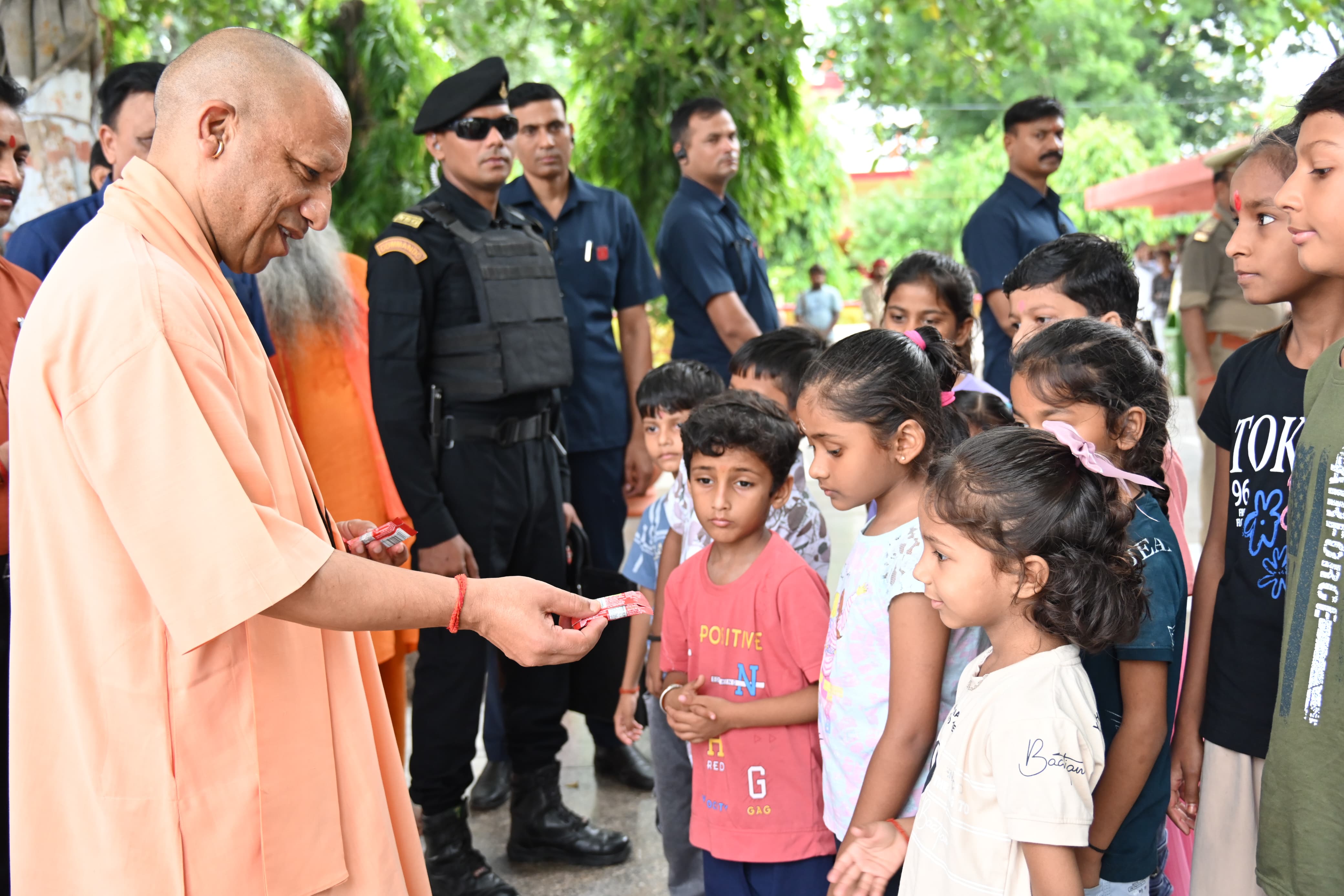 जनता दर्शन में सीएम योगी ने सुनीं करीब 200 लोगों की समस्याएं, निस्तारण के लिए अफसरों को दिए निर्देश*