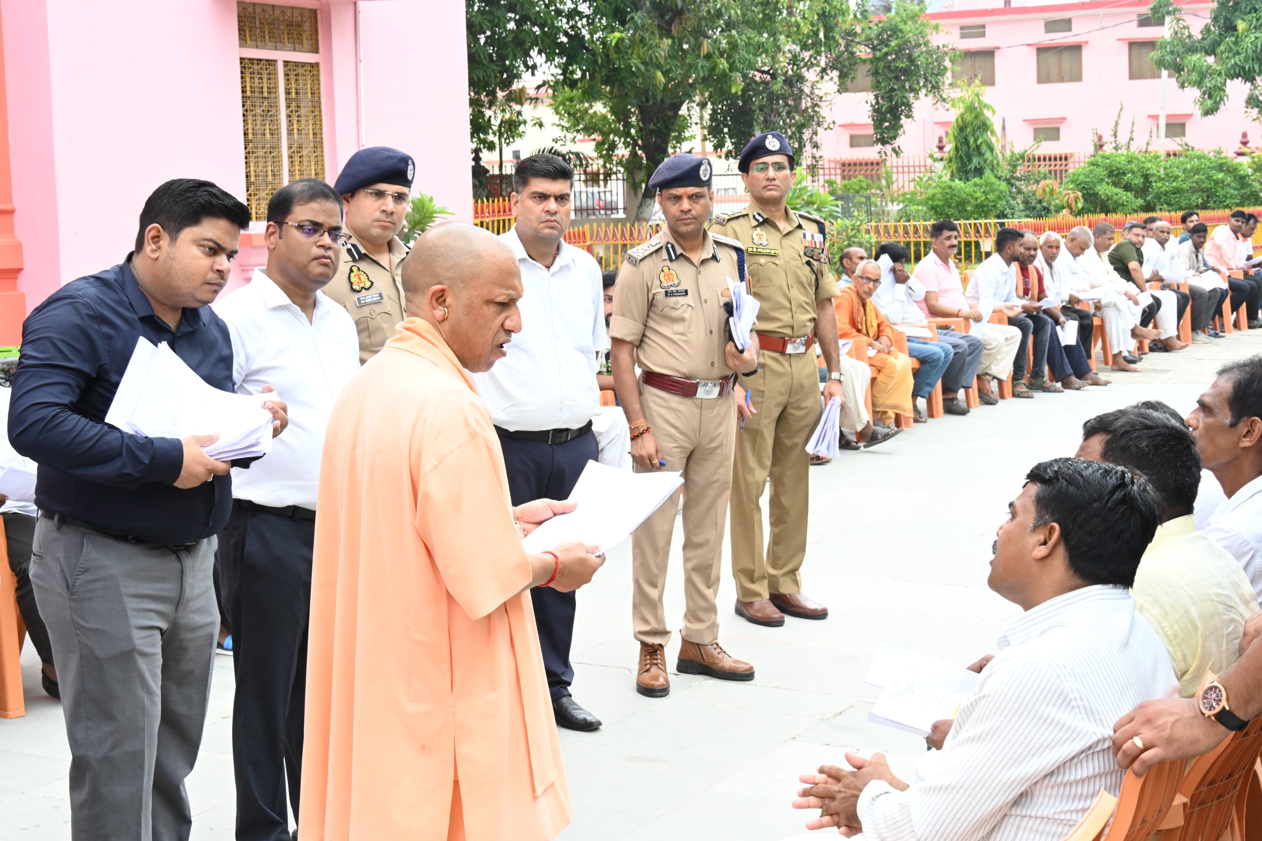 जनता दर्शन में सीएम योगी ने सुनीं करीब 200 लोगों की समस्याएं, निस्तारण के लिए अफसरों को दिए निर्देश*
