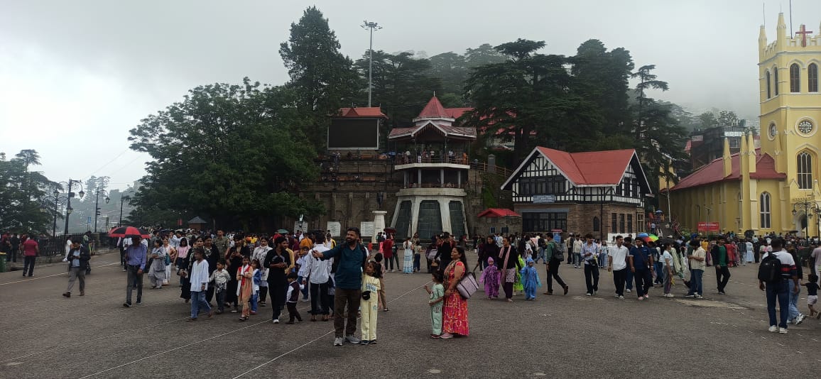 शिमला में सैलानी