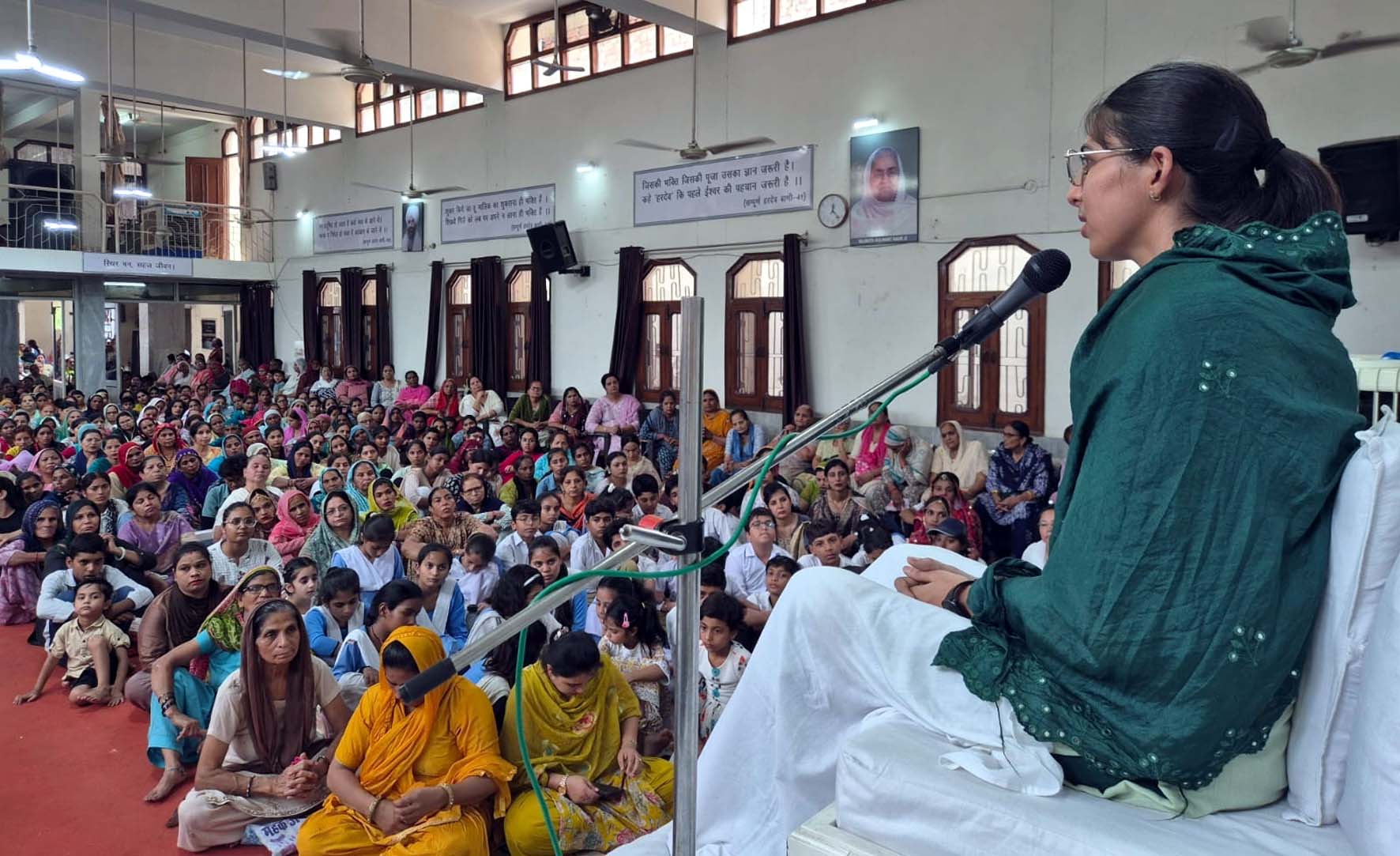 निरंकारी भवन में आयोजित बाल समागम में बच्चों को संबोधित करती समागम अध्यक्ष मीनू। निरंकारी भवन में आयोजित बाल समागम में बच्चों को संबोधित करती समागम अध्यक्ष मीनू।