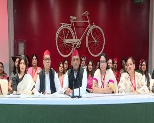 सपा के राष्ट्रीय अध्यक्ष एवं पूर्व मुख्यमंत्री अखिलेश यादव पत्रकारों को संबोधित करते हुए। सपा के राष्ट्रीय अध्यक्ष एवं पूर्व मुख्यमंत्री अखिलेश यादव पत्रकारों को संबोधित करते हुए।