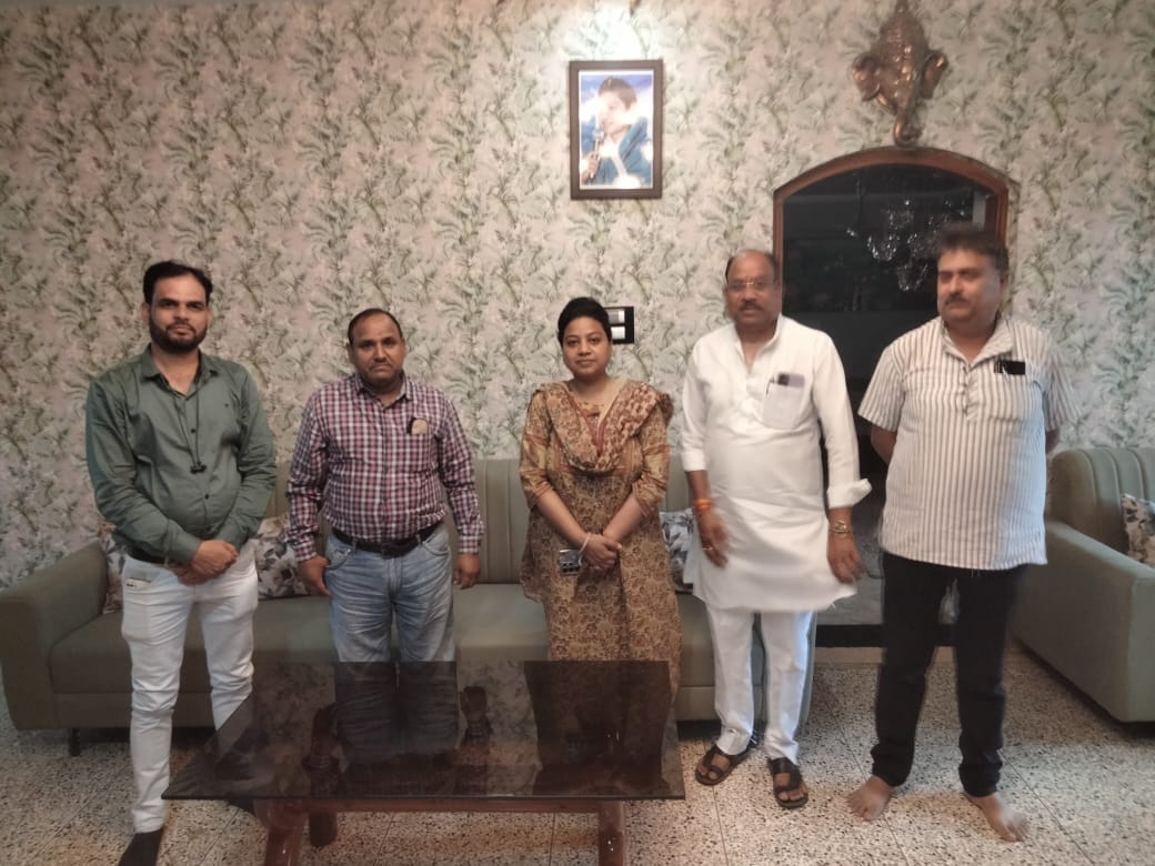 पत्रकारों से चर्चा के दौरान सांसद पत्रकारों से चर्चा के दौरान सांसद