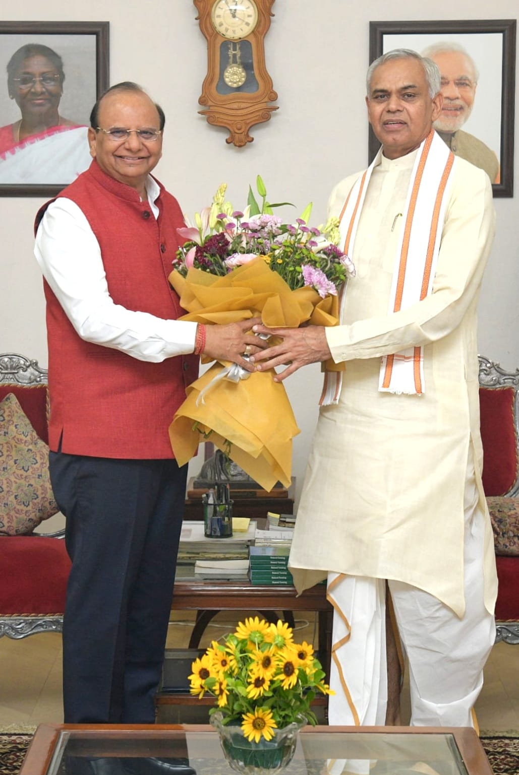 गांधीनगर स्थित राजभवन में भेंट हुई गांधीनगर स्थित राजभवन में भेंट हुई