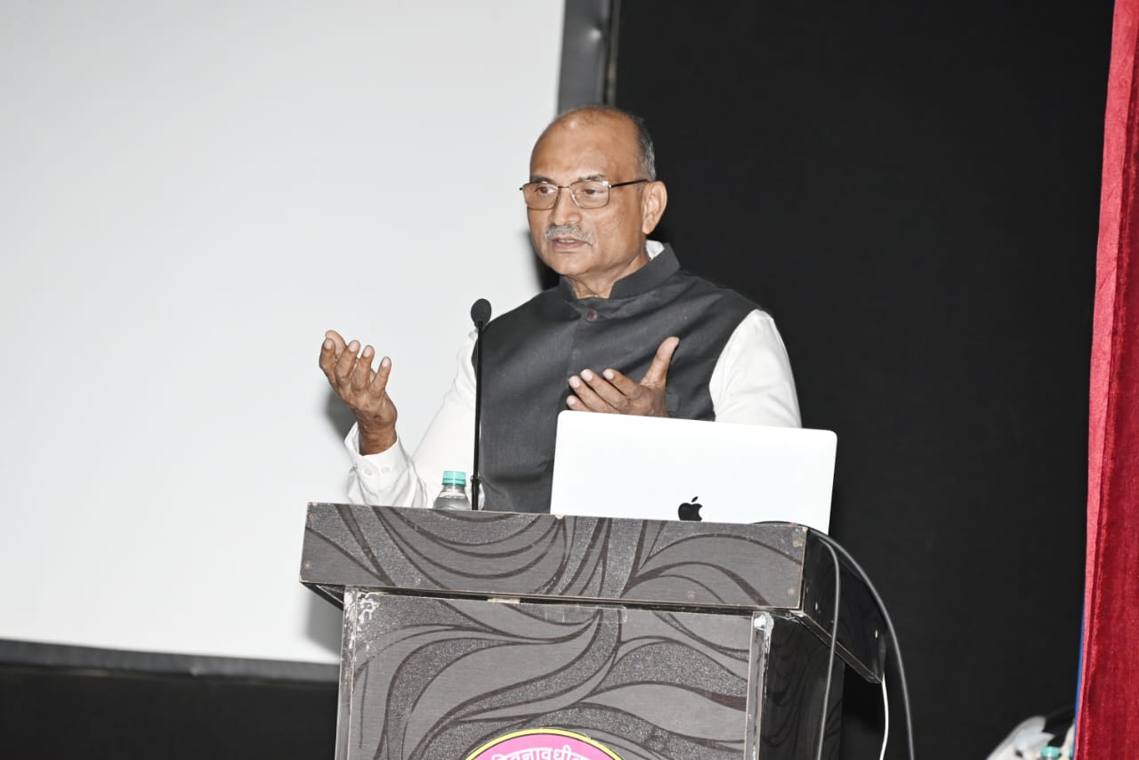 गोष्ठी को संबोधित करते हुए मुख्य अतिथि संजीव कोठारी जी गोष्ठी को संबोधित करते हुए मुख्य अतिथि संजीव कोठारी जी
