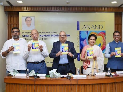 पुस्तक का विमोचन के दौरान मौजूद। पुस्तक का विमोचन के दौरान मौजूद।