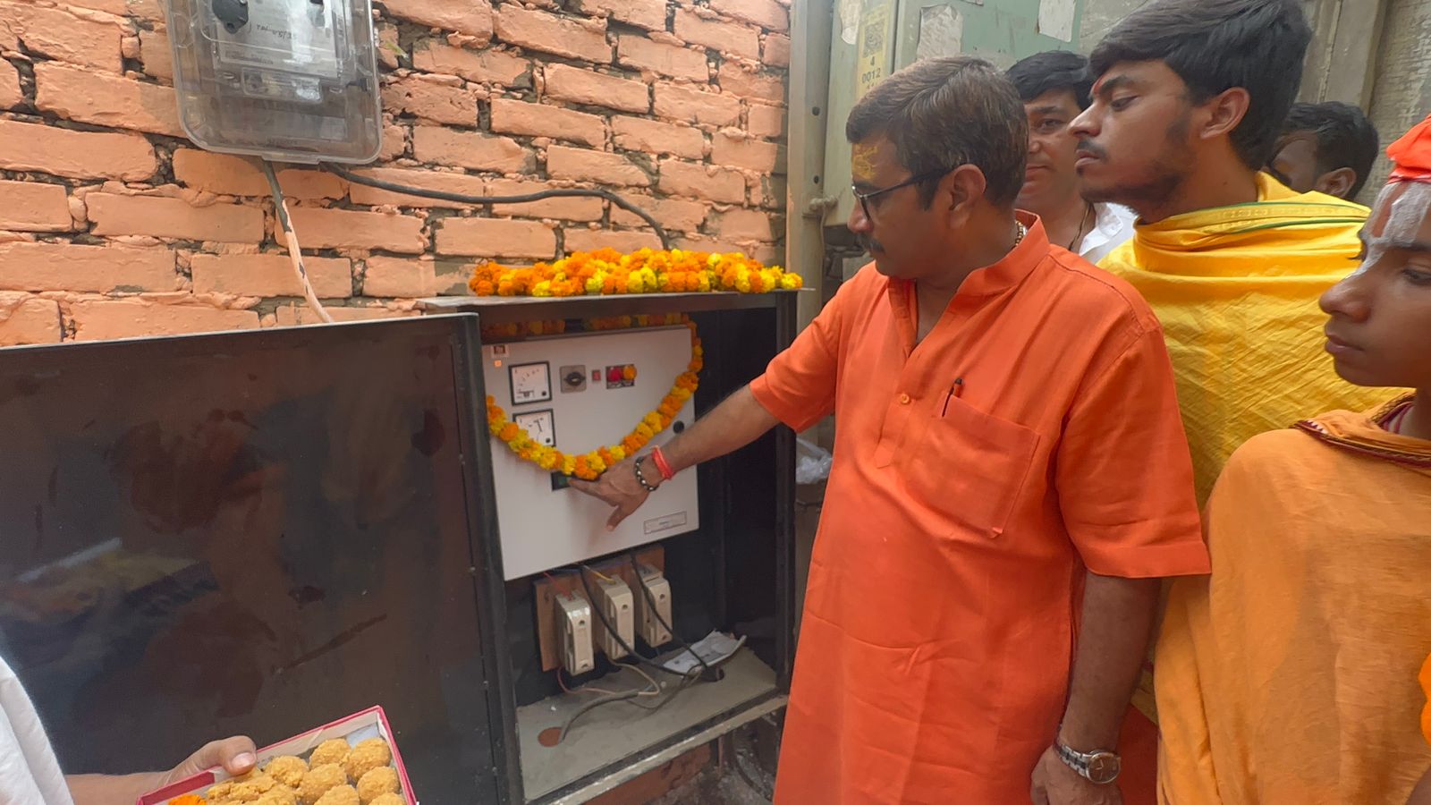 नलकूप का लोकार्पण करते विधायक नलकूप का लोकार्पण करते विधायक