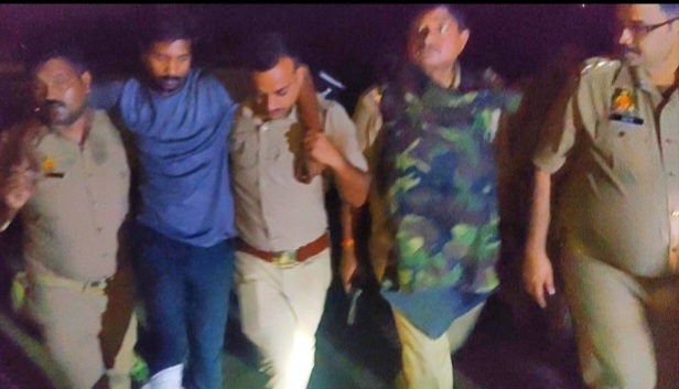 घायल आरोपी को उपचार के लिए ले जाते पुलिस कर्मी घायल आरोपी को उपचार के लिए ले जाते पुलिस कर्मी